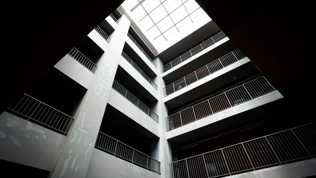 Plate 08 — Guangzhou Riverbend Courts, central courtyard in summer.